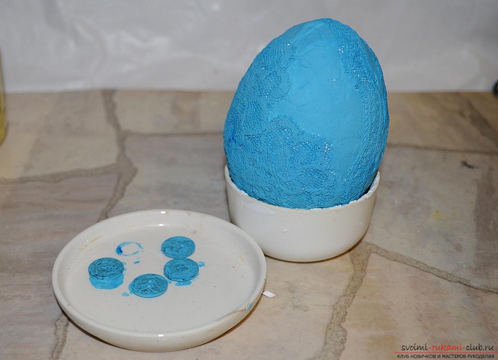 Пасхальный мастер-класс покажет как сделать декор яиц с помощью кружева и пуговиц.. Фото №11